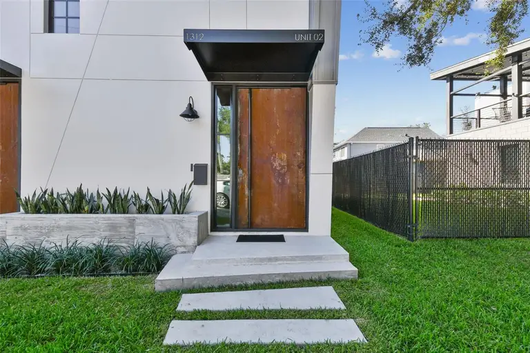 1312 W AZEELE ST #2 — photo 3