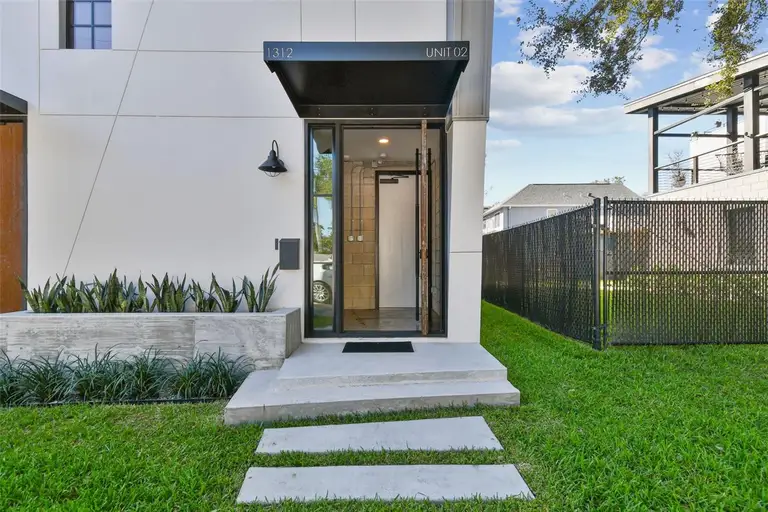 1312 W AZEELE ST #2 — photo 4
