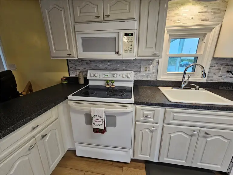 525 BLACKBURN BLVD — photo 2