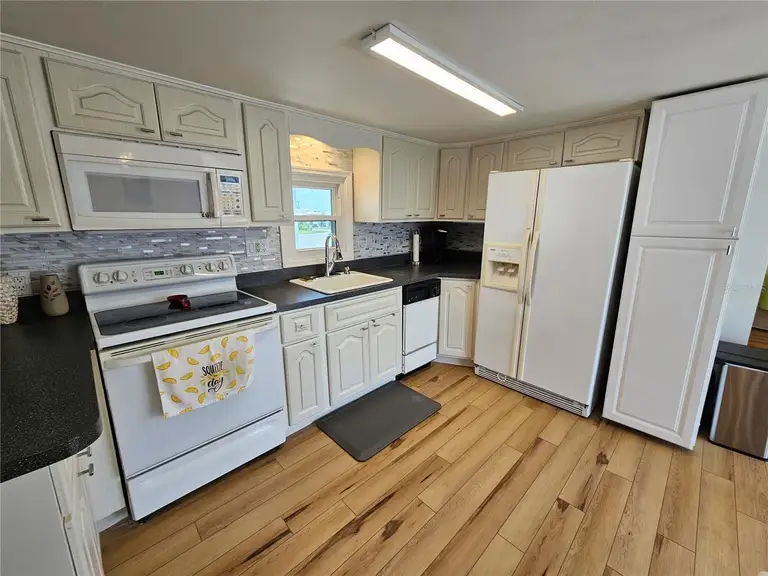 525 BLACKBURN BLVD — photo 3