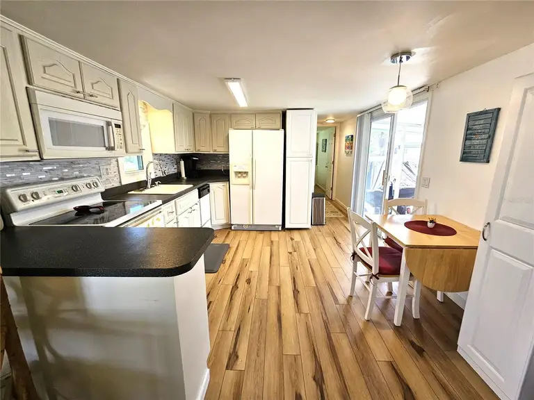 525 BLACKBURN BLVD — photo 4