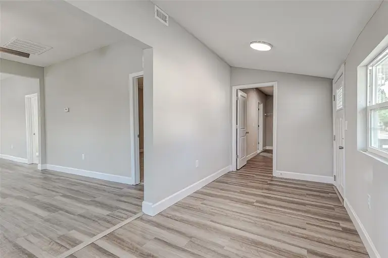 401 SW 1ST AVE — photo 2