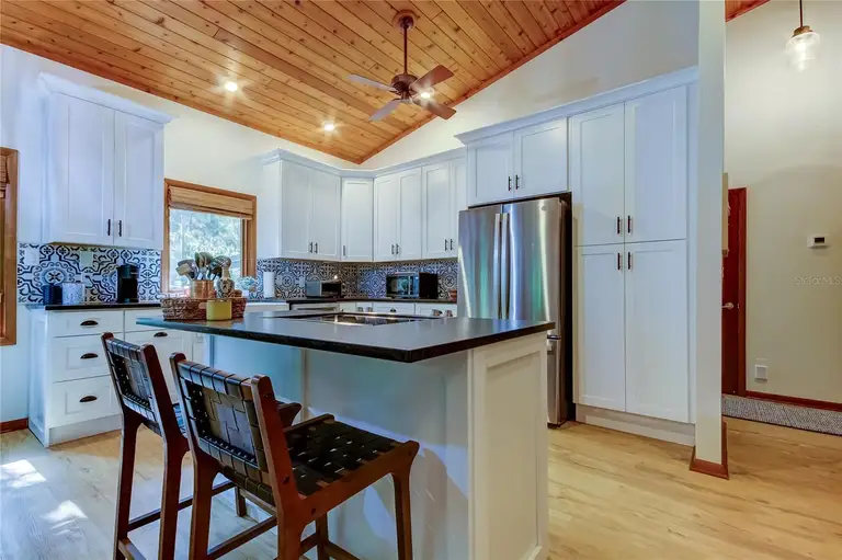 17210 ORANGEWOOD DR — photo 3