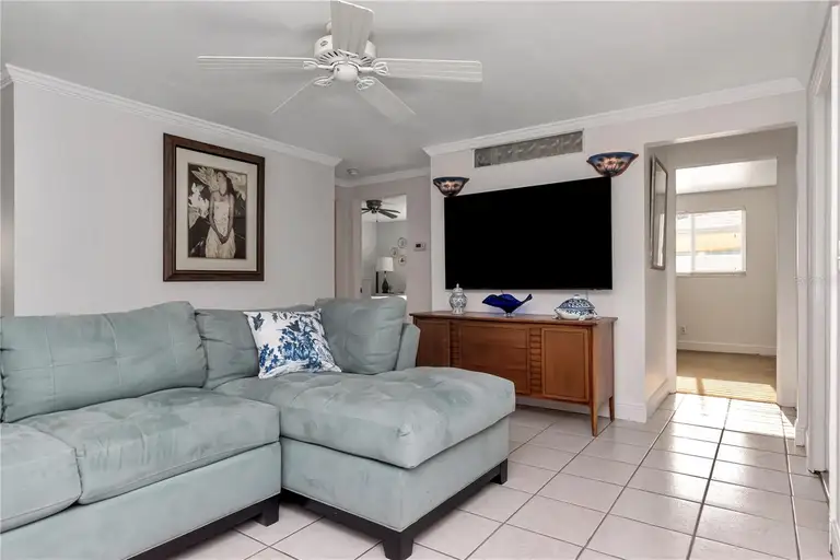 102 SHORE DR W — photo 2