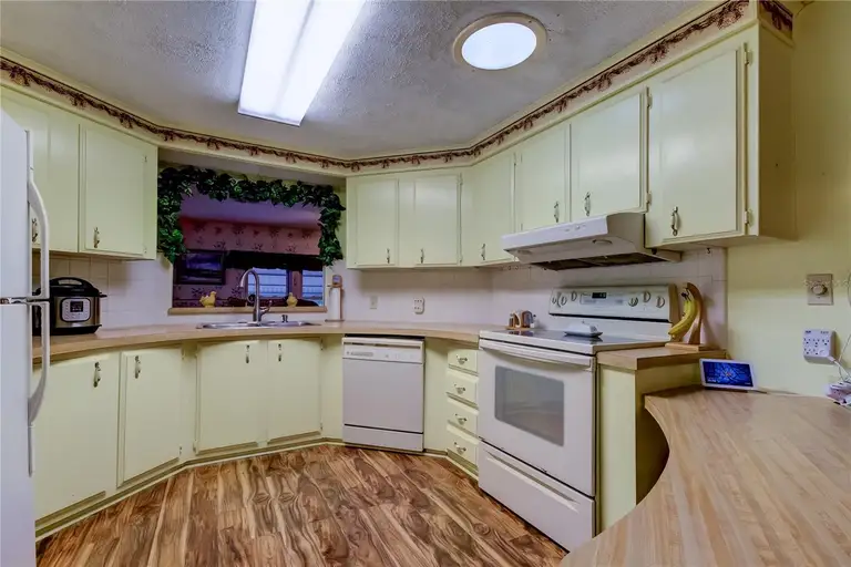 192 BLUE MARLIN DR — photo 2