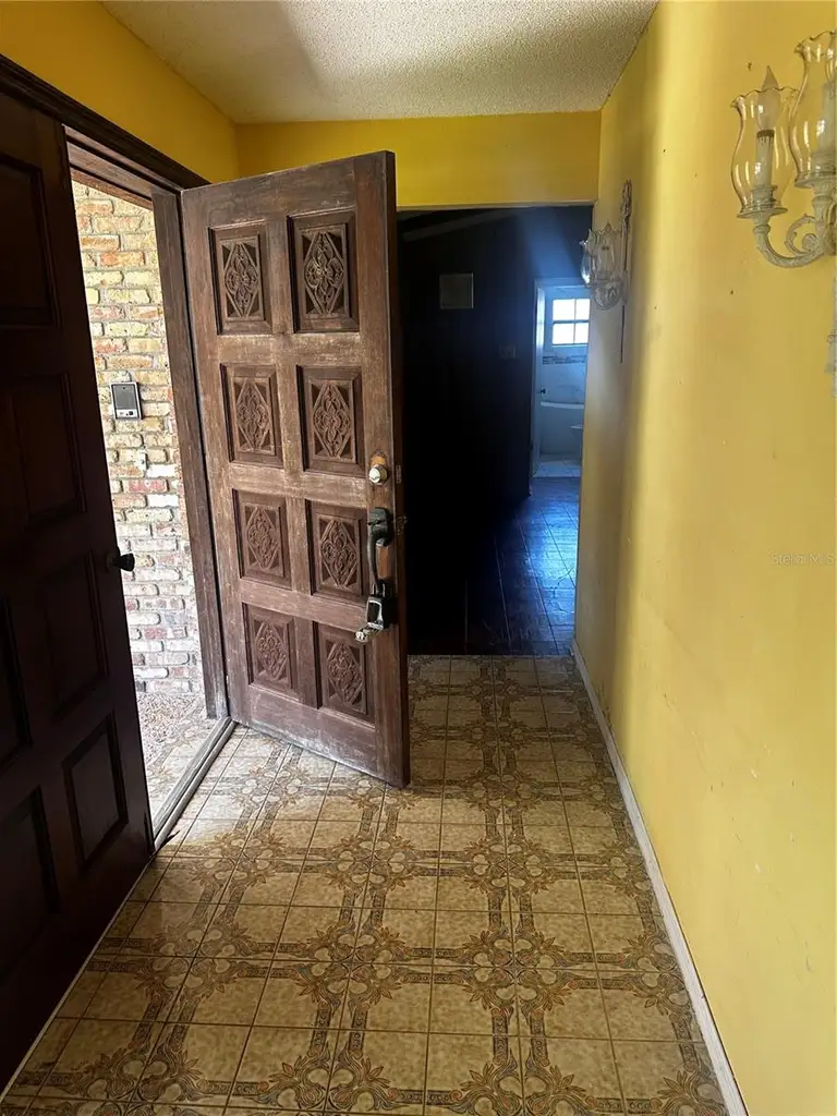 2201 ROSEWOOD DR — photo 3