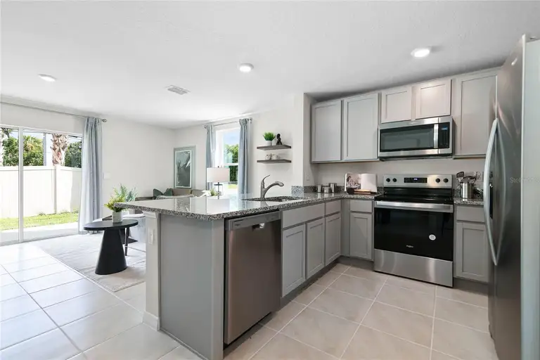 555 ZINFANDEL DR — photo 4