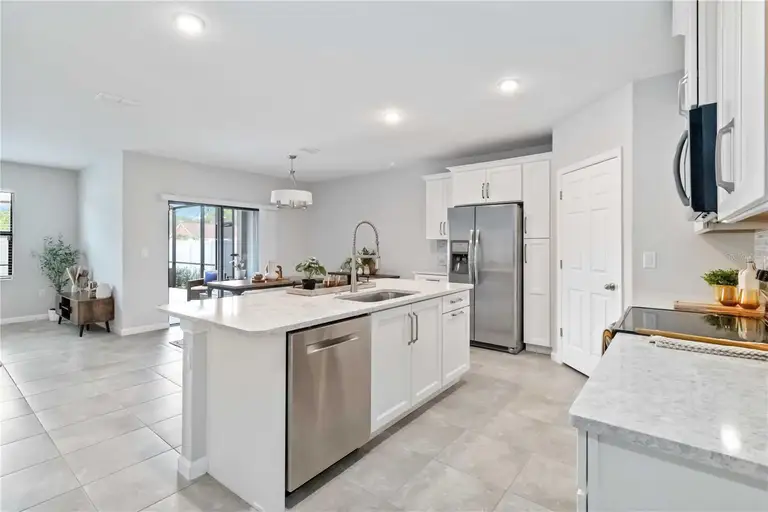 730 OLD COUNTRY RD SE — photo 3