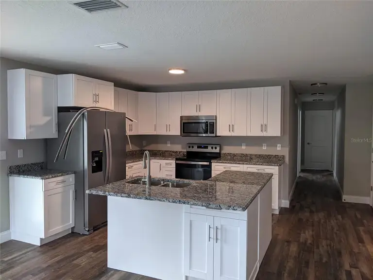915 WINNIE LN — photo 2