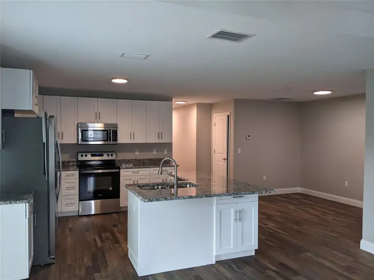 915 WINNIE LN — photo 3