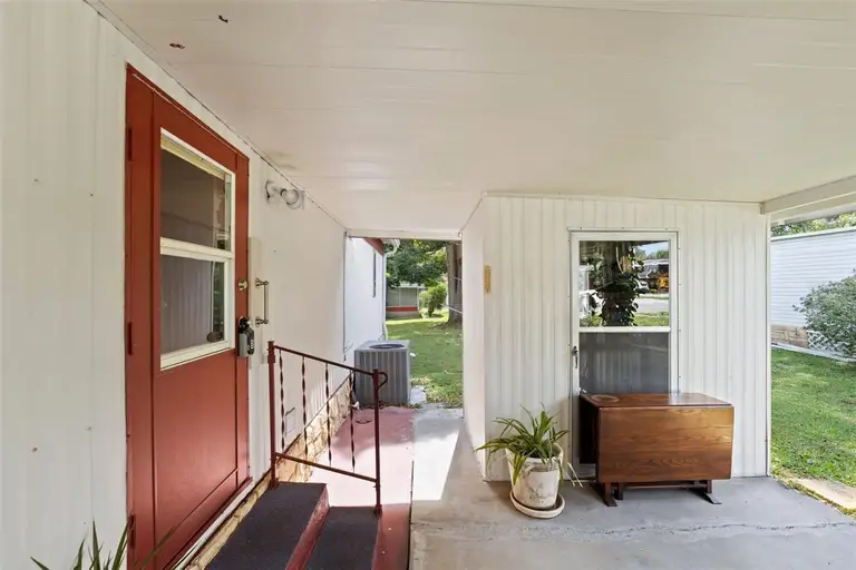 2060 LAMPLIGHT CIR — photo 5