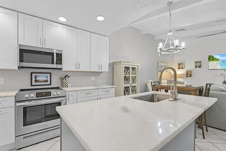 15405 CRYSTAL LAKE DR — photo 2