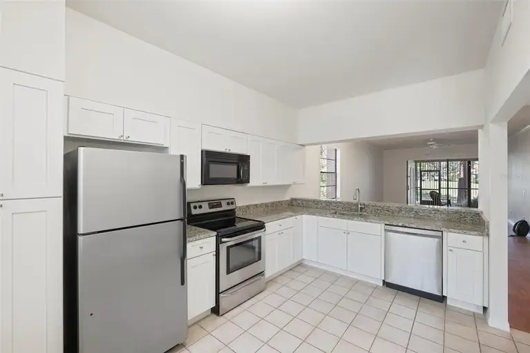 121 LINDSAY LN