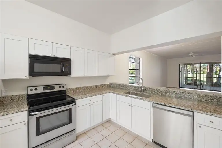 121 LINDSAY LN — photo 2
