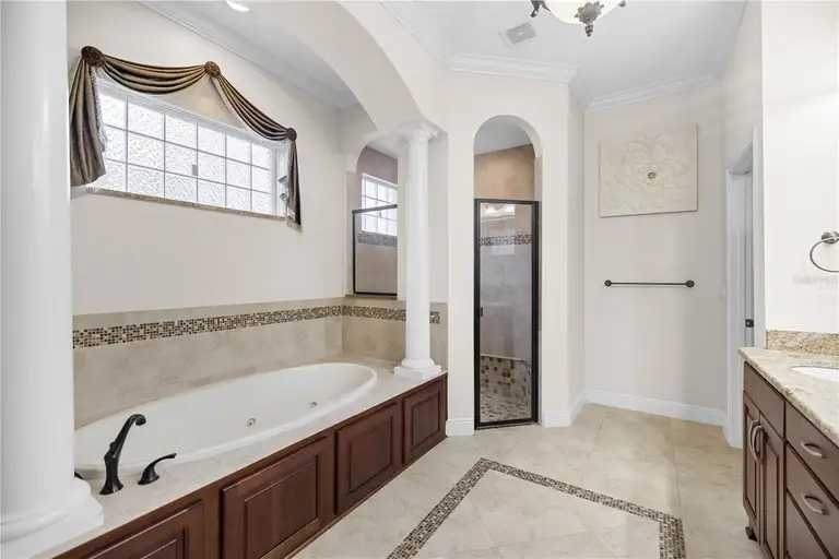 3907 SE 10TH AVE — photo 3