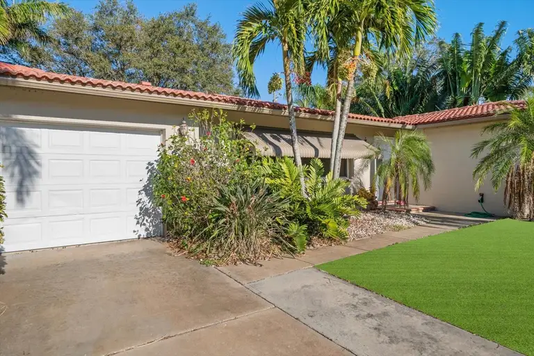 587 HILLCREST DR — photo 3