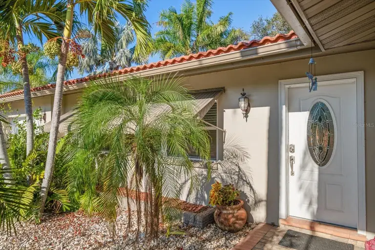 587 HILLCREST DR — photo 4
