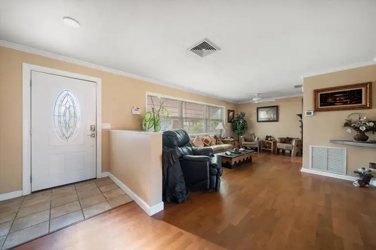 587 HILLCREST DR — photo 5