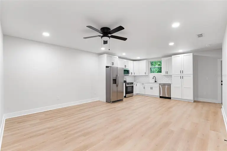 695 CHILDS AVE — photo 3