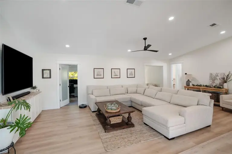 565 SANDY HOOK RD — photo 4