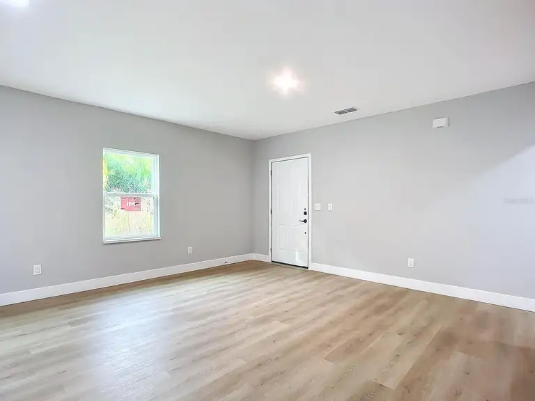 135 S CHANDLER AVE — photo 5