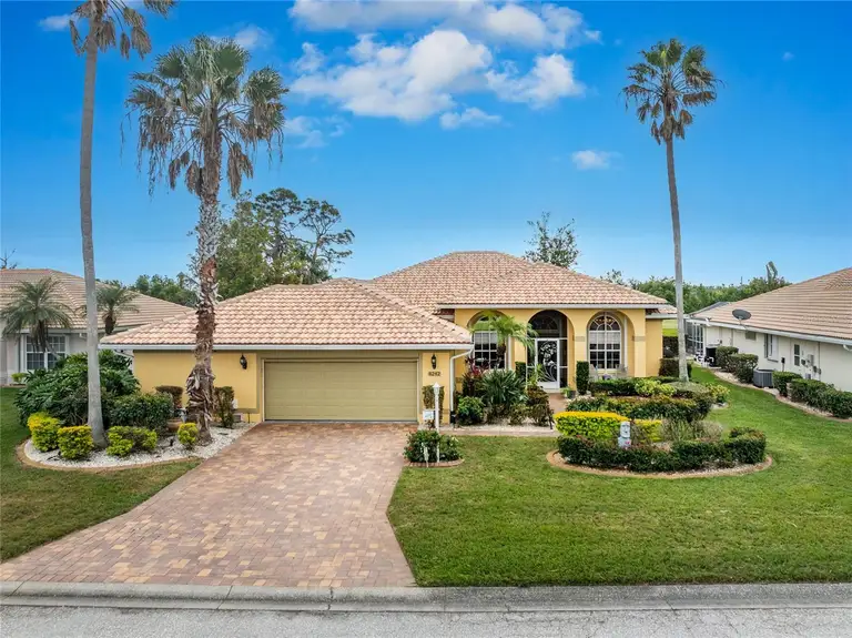 8242 LAKESIDE DR
