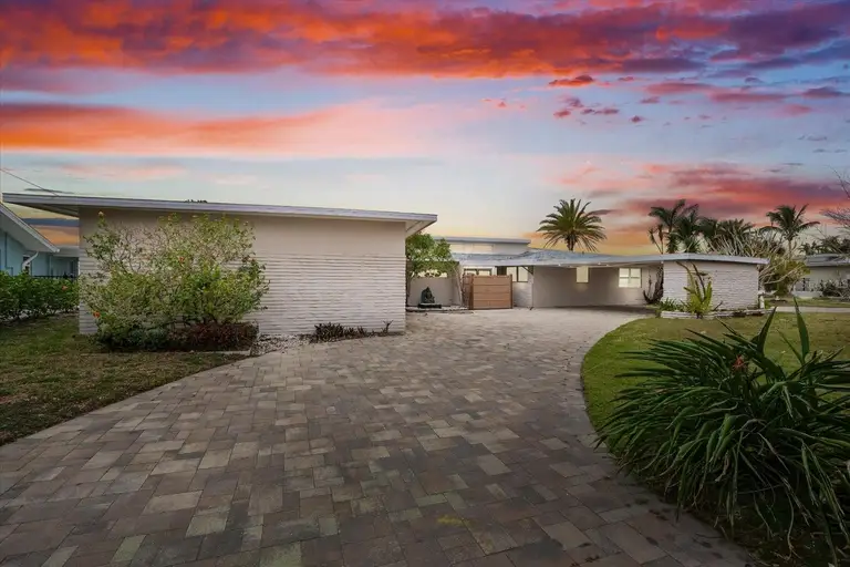 2210 HARBOR VIEW DR