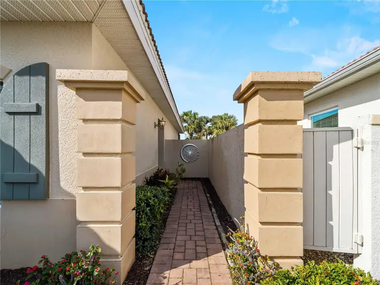 482 MONTELLUNA DR — photo 4