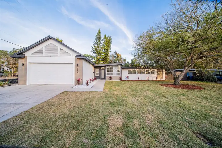 2258 E HOWARD DR — photo 2