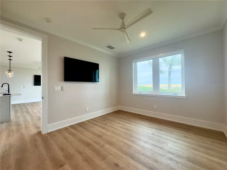 2216 N CENTRAL AVE — photo 3