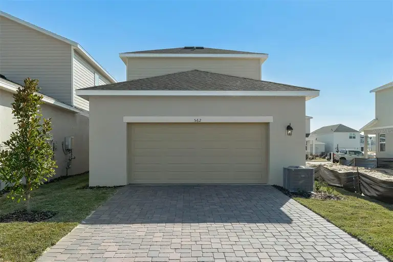 562 ORIENT AVE — photo 2