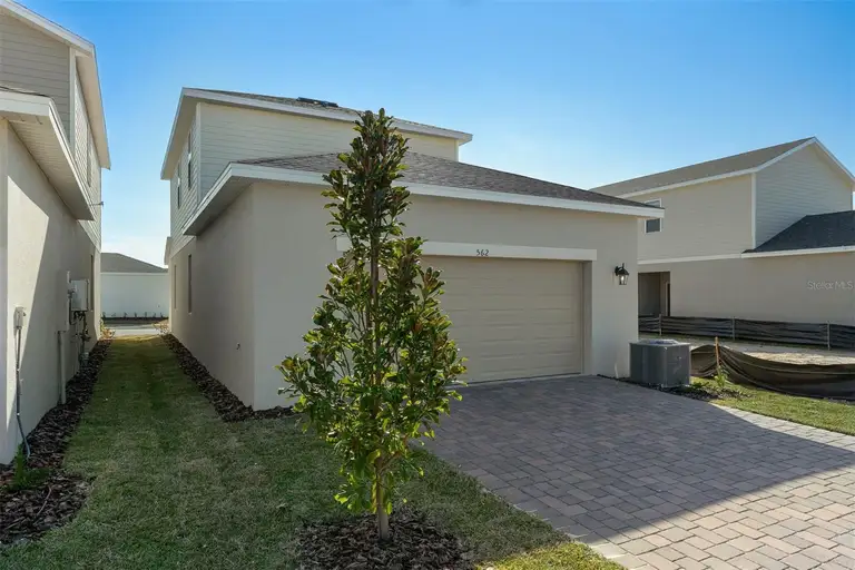 562 ORIENT AVE — photo 3