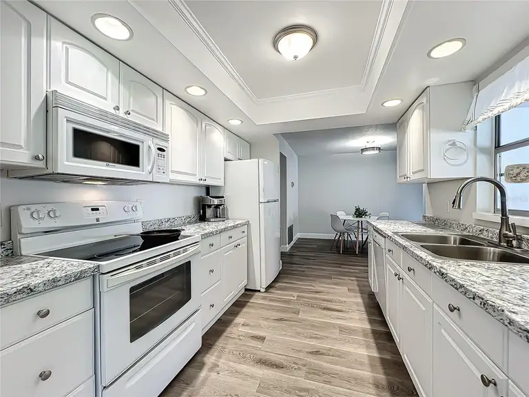 2207 WINTER WOODS BLVD — photo 2