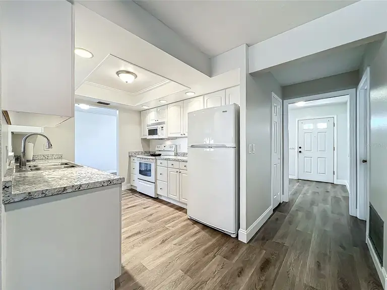 2207 WINTER WOODS BLVD — photo 3