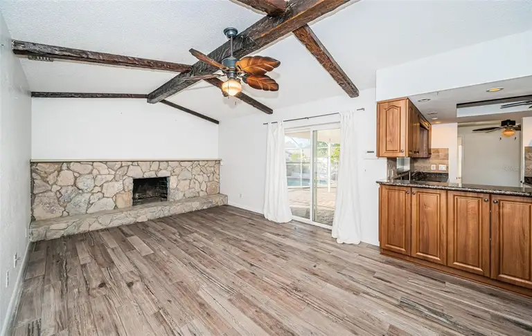 435 LAUGHING GULL LN — photo 2