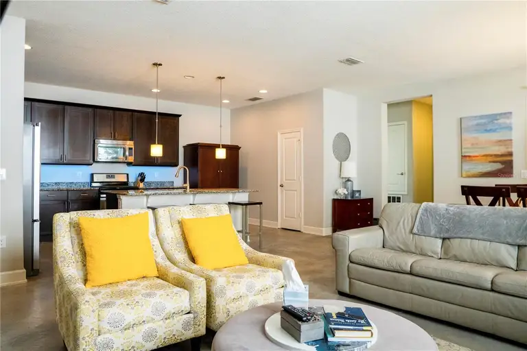 8134 TROPICAL KINGBIRD ST — photo 3