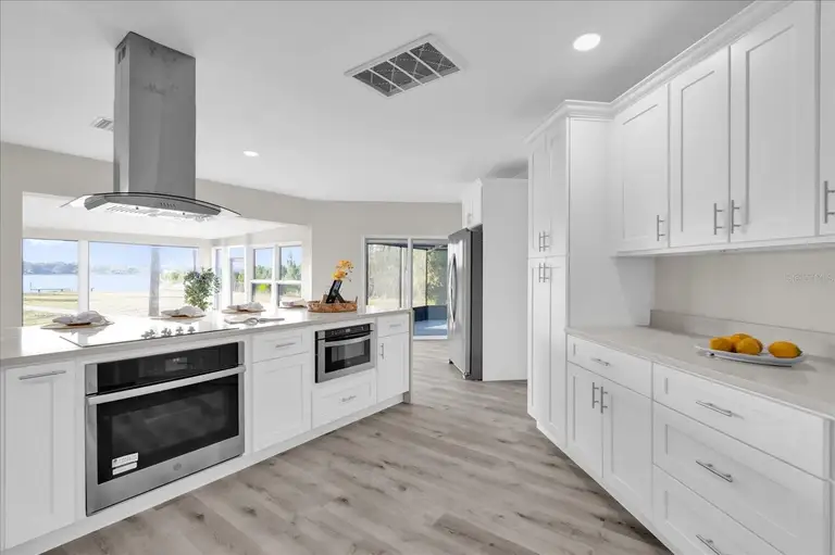 5526 PARKDALE DR — photo 4