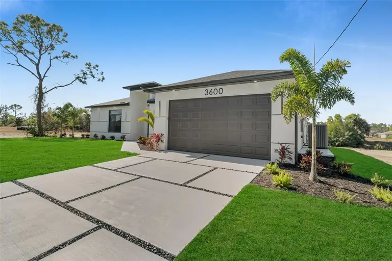 3600 NE 9TH PL — photo 2