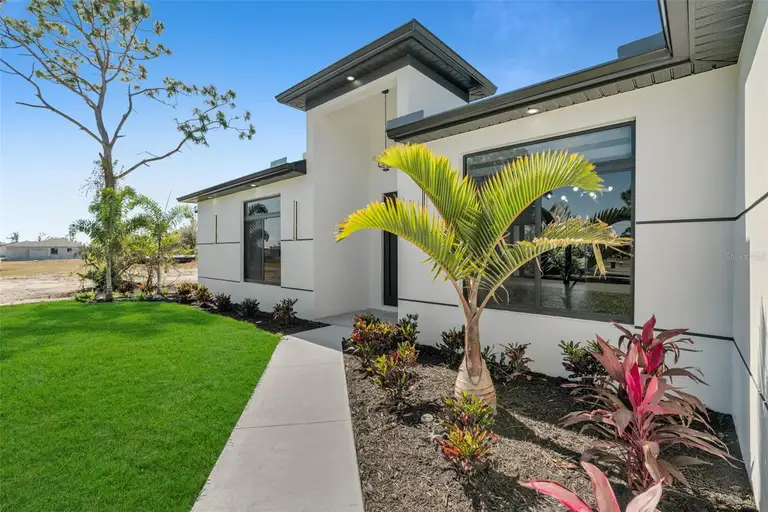 3600 NE 9TH PL — photo 4