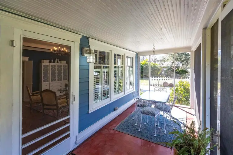 1102 N ARCADIA AVE — photo 2