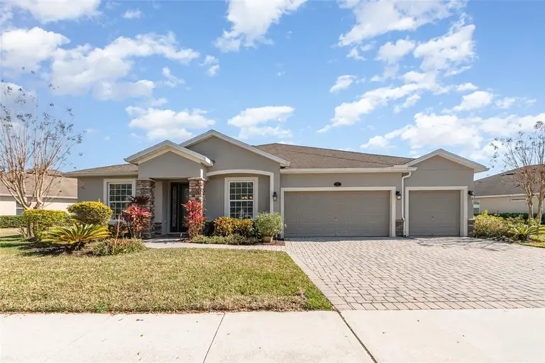 321 E VICTORIA TRAILS BLVD — photo 3