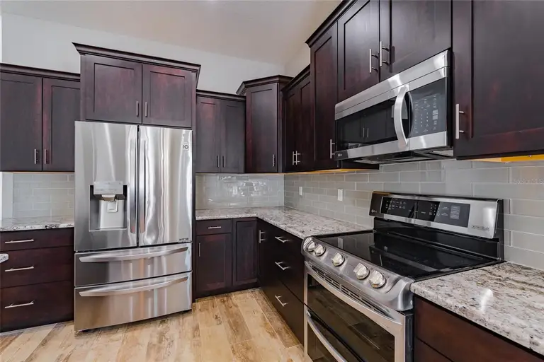 2413 BAYWOOD DR E — photo 2