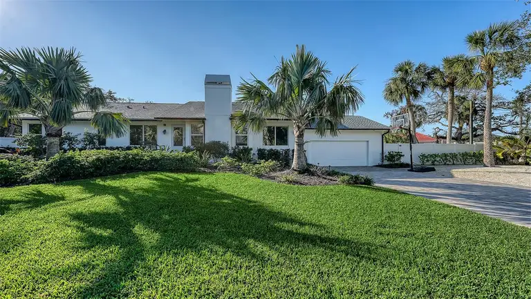 1302 ROBERTS BAY LN