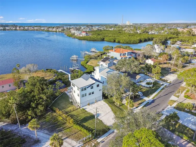 1640 SEA BREEZE DR