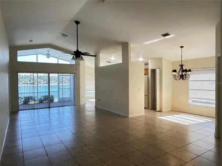 492 LAKE SUZANNE DR — photo 4