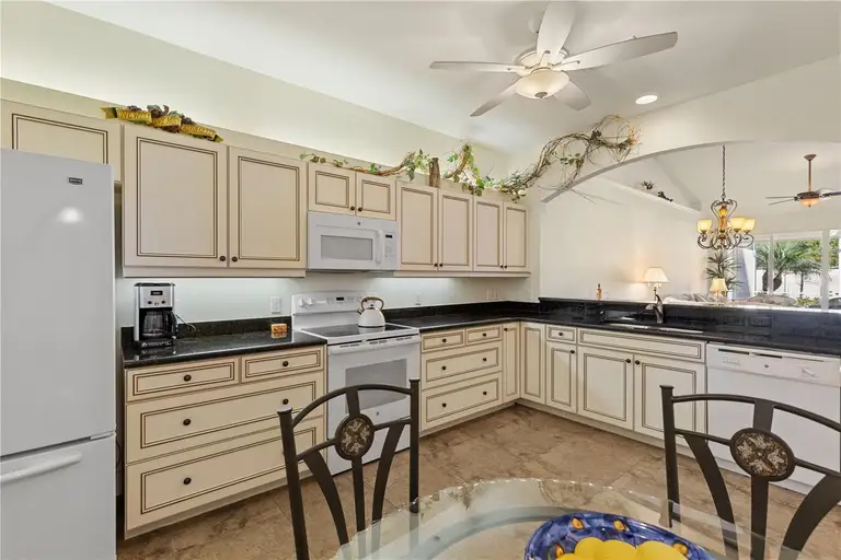 1537 MONARCH DR — photo 3