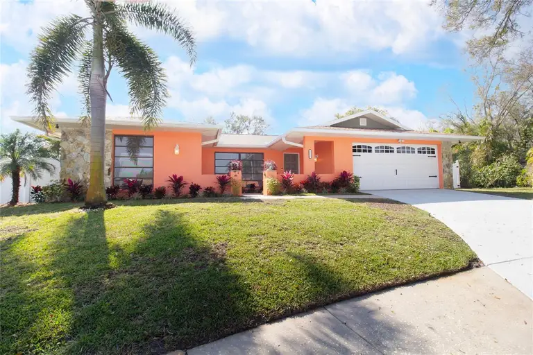 112 FOREST CIR