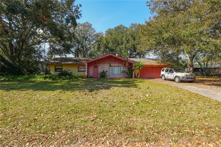 1221 FOREST CIR