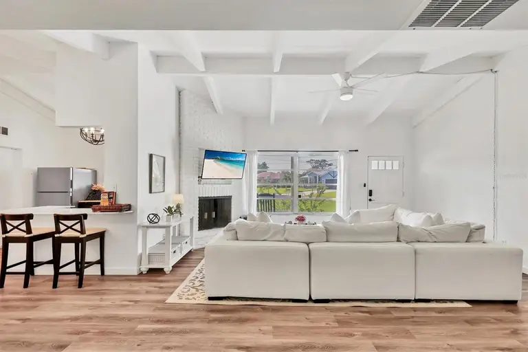 6624 FAIRWAY DR — photo 2