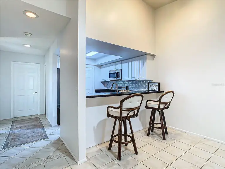 2606 OAK CIR — photo 2